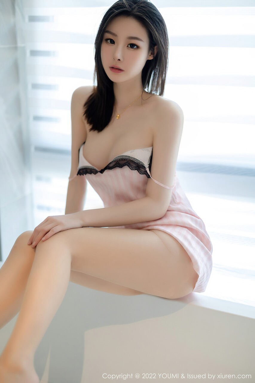 放荡女士穿着像中国连衣裙一样的透明内衣在亲吻和吞咽口水时喜欢热他妈的.png