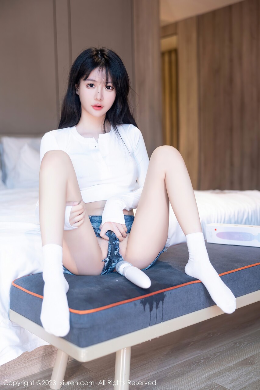 放荡女士穿着像中国连衣裙一样的透明内衣在亲吻和吞咽口水时喜欢热他妈的.png