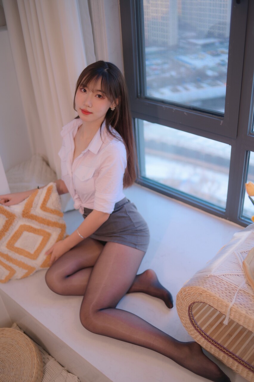 放荡女士穿着像中国连衣裙一样的透明内衣在亲吻和吞咽口水时喜欢热他妈的.png