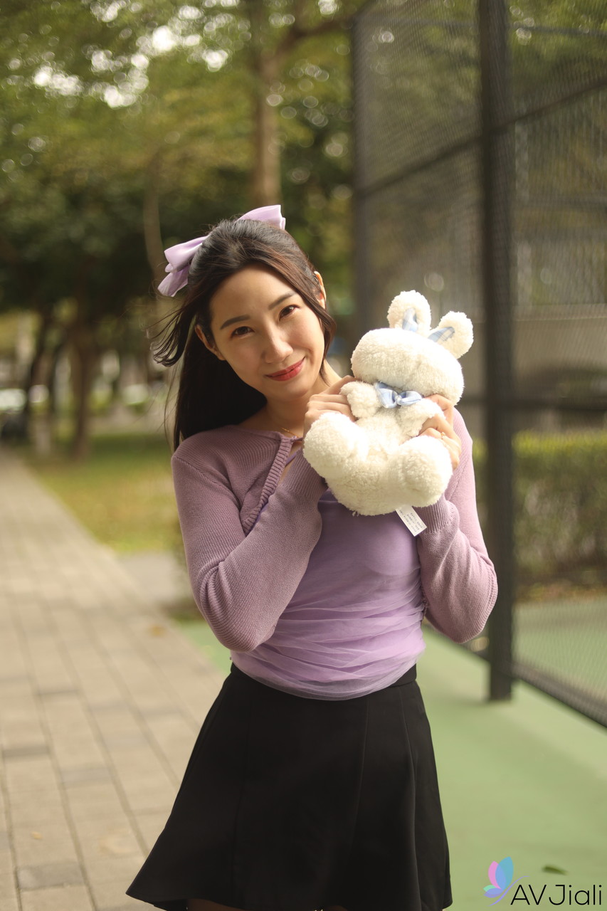 放荡女士穿着像中国连衣裙一样的透明内衣在亲吻和吞咽口水时喜欢热他妈的.png