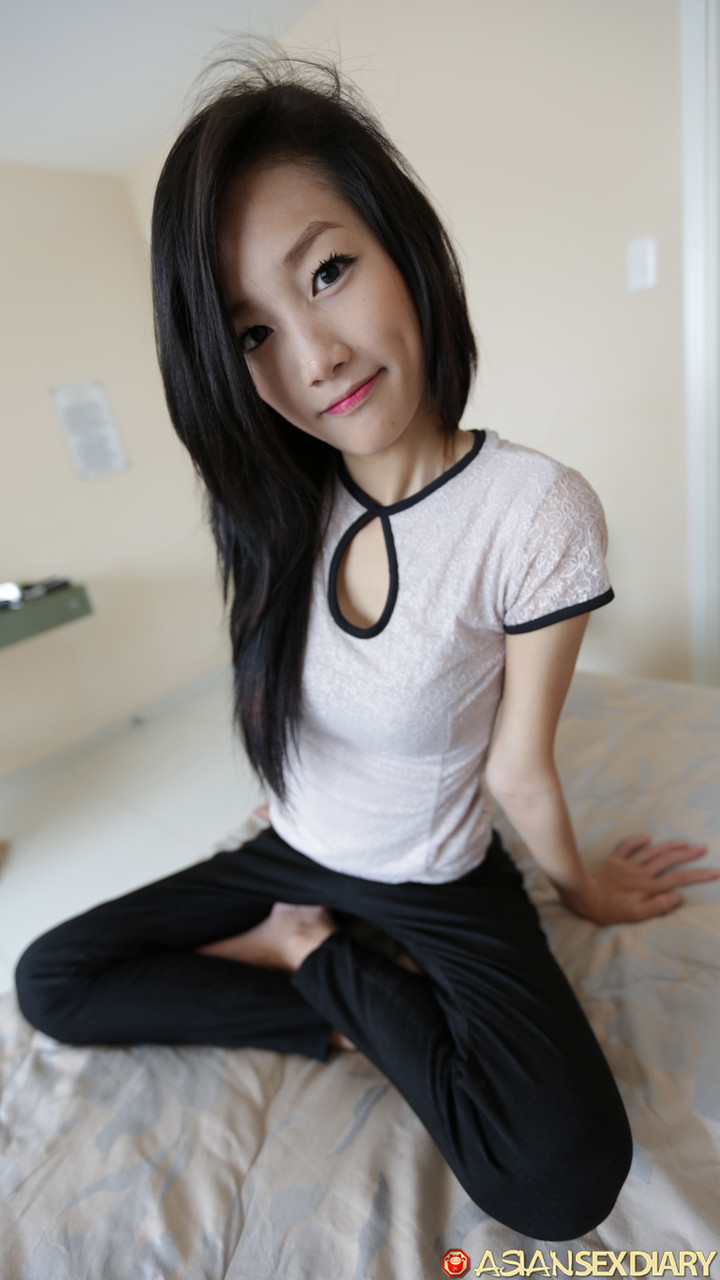 放荡女士穿着像中国连衣裙一样的透明内衣在亲吻和吞咽口水时喜欢热他妈的.png