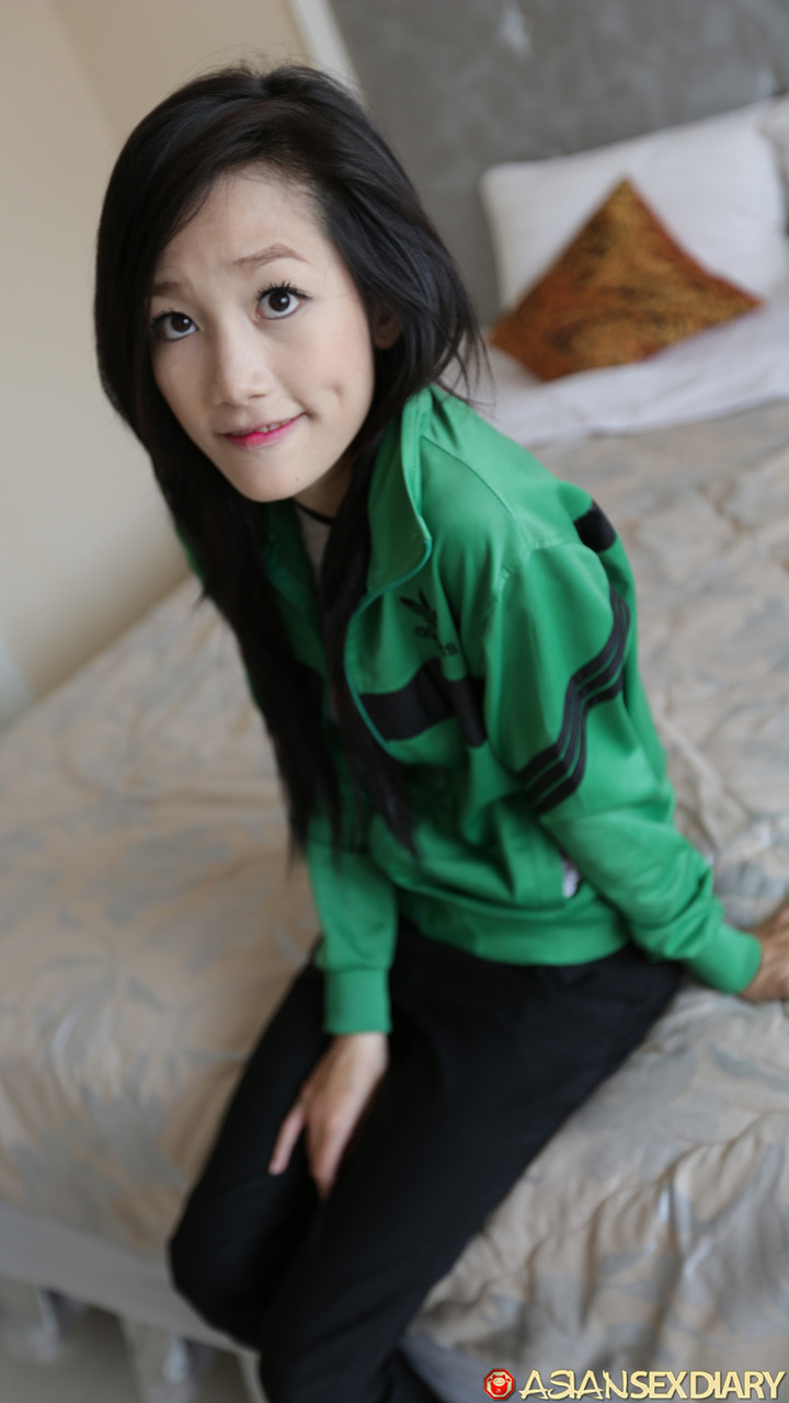 放荡女士穿着像中国连衣裙一样的透明内衣在亲吻和吞咽口水时喜欢热他妈的.png