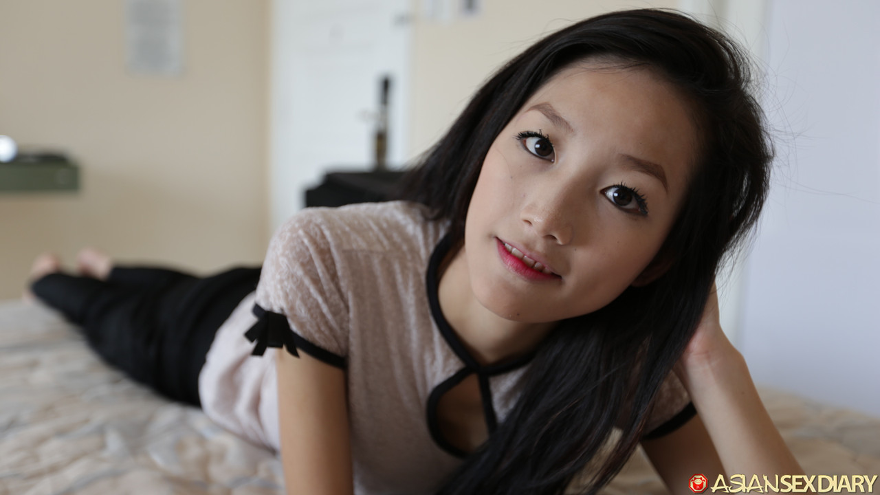 放荡女士穿着像中国连衣裙一样的透明内衣在亲吻和吞咽口水时喜欢热他妈的.png