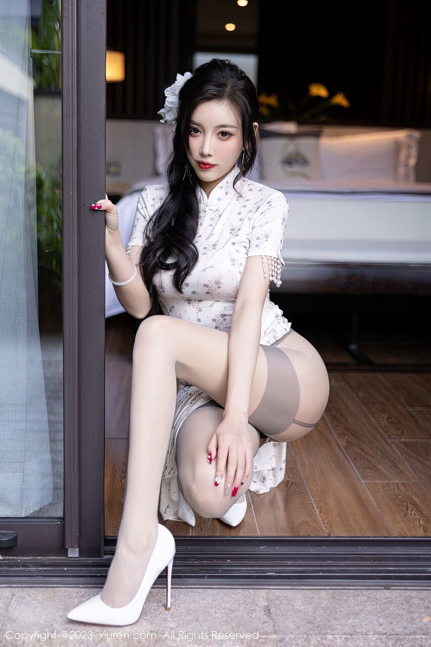 放荡女士穿着像中国连衣裙一样的透明内衣在亲吻和吞咽口水时喜欢热他妈的.png