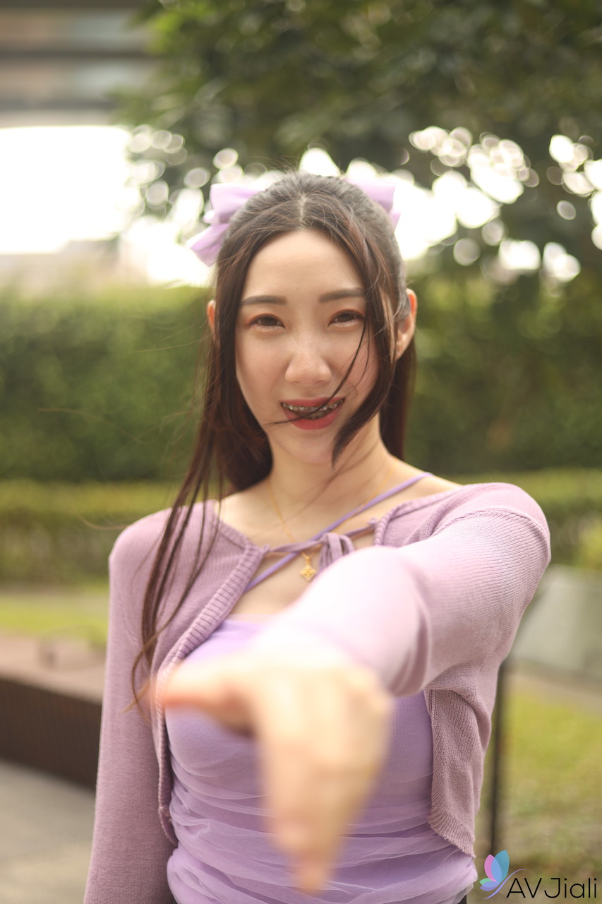 放荡女士穿着像中国连衣裙一样的透明内衣在亲吻和吞咽口水时喜欢热他妈的.png