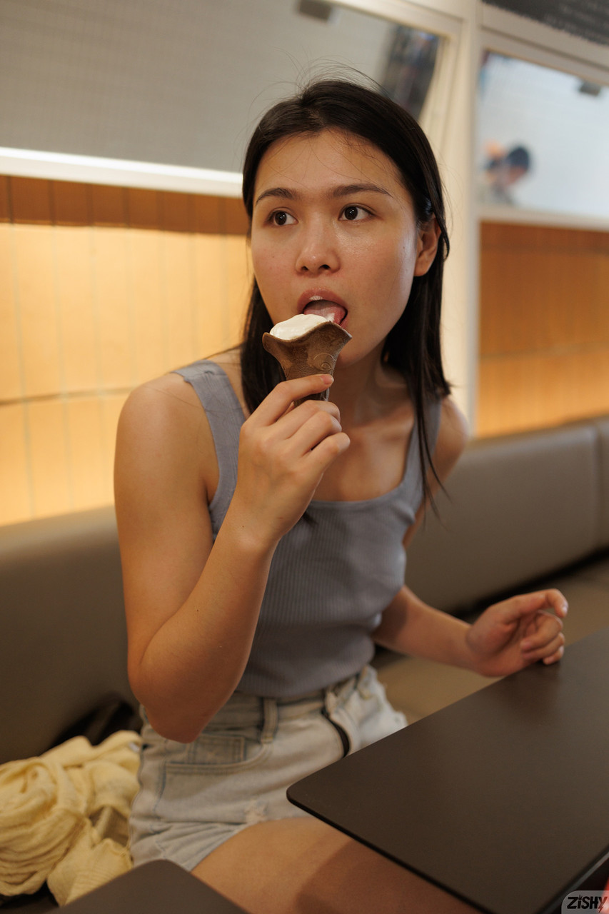 放荡女士穿着像中国连衣裙一样的透明内衣在亲吻和吞咽口水时喜欢热他妈的.png