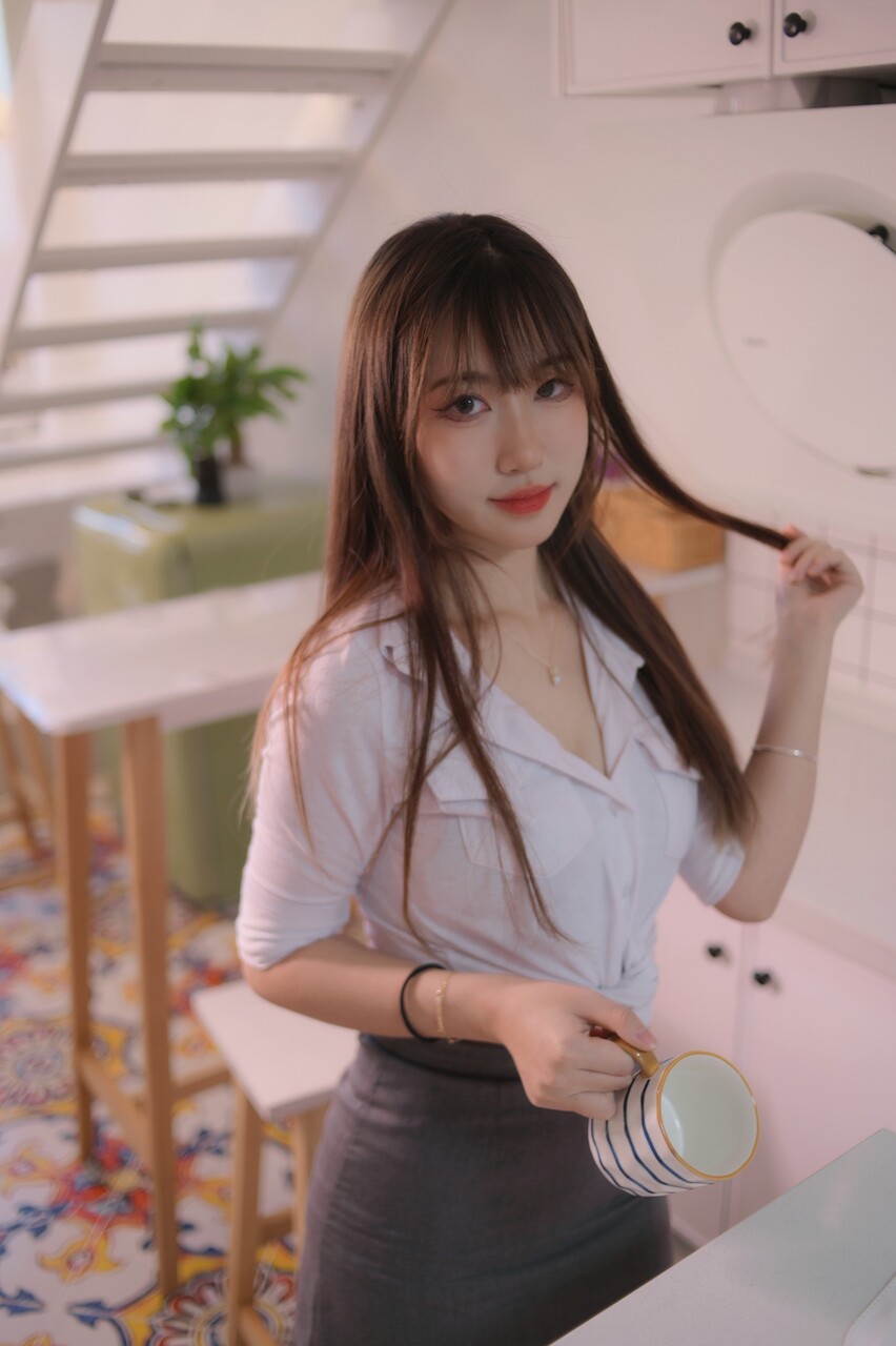 放荡女士穿着像中国连衣裙一样的透明内衣在亲吻和吞咽口水时喜欢热他妈的.png
